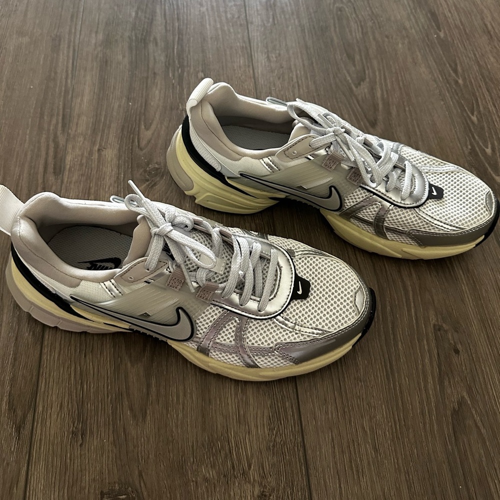 Nike Womans V2K Run Summit White